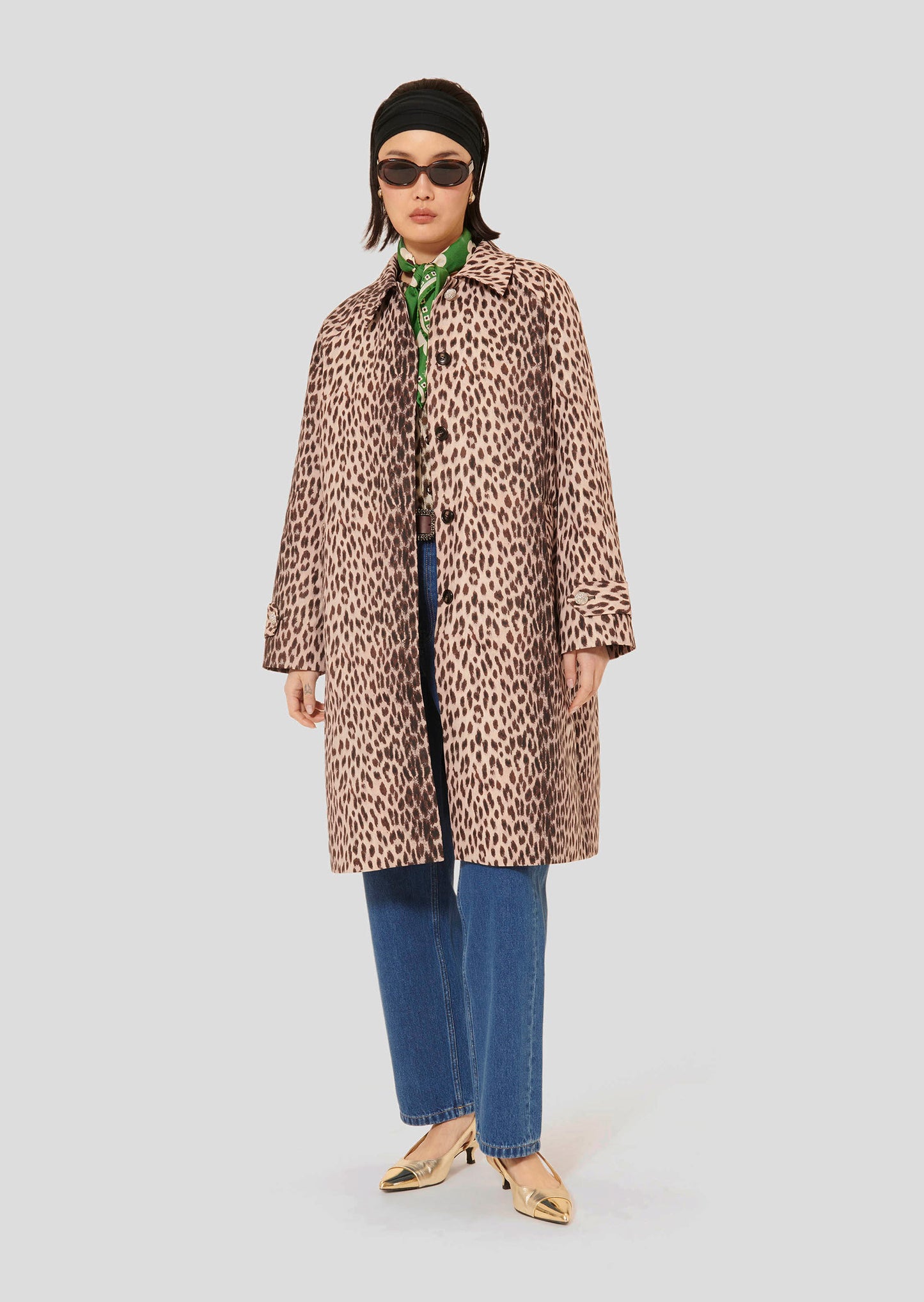Long-Sleeved Coat with Leopard Print and Button-Front Closure.