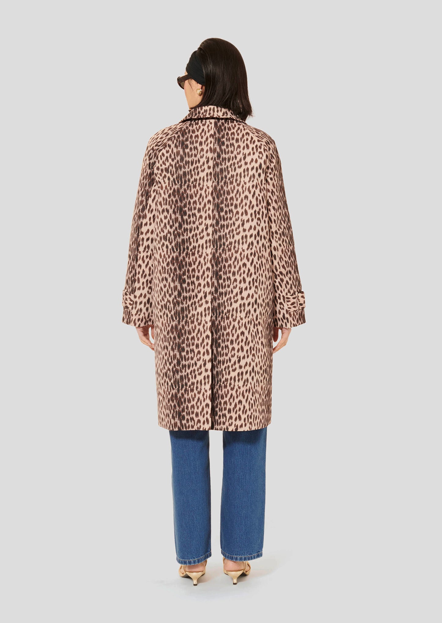 Long sleeves leopard coat.