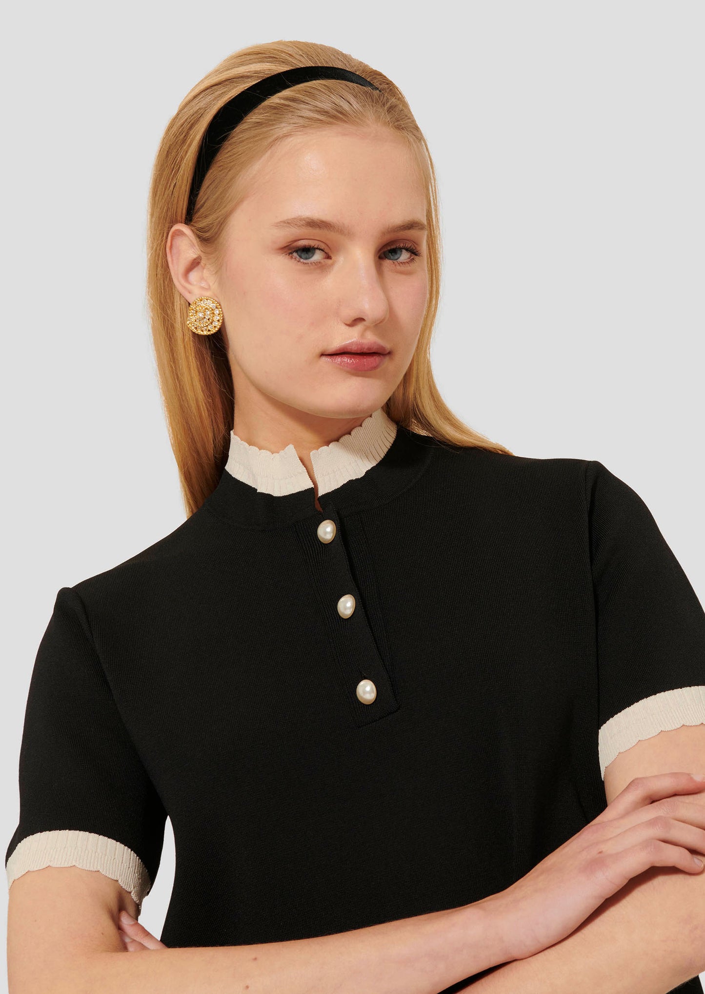 Short sleeves black short knitted dress with pearl buttons.