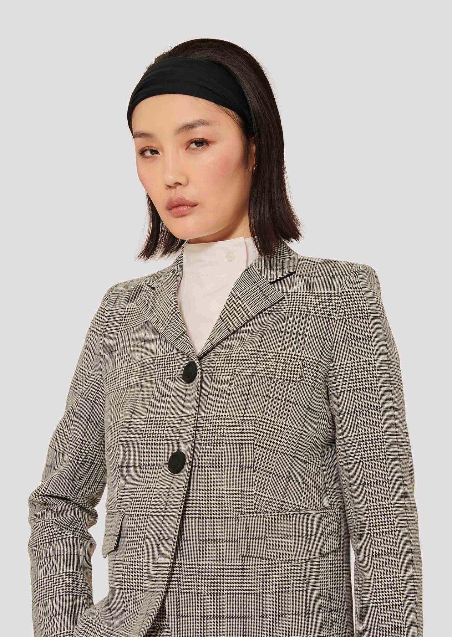 Women's Blazer in Grey Plaid with Straight Cut and Flap Pockets.