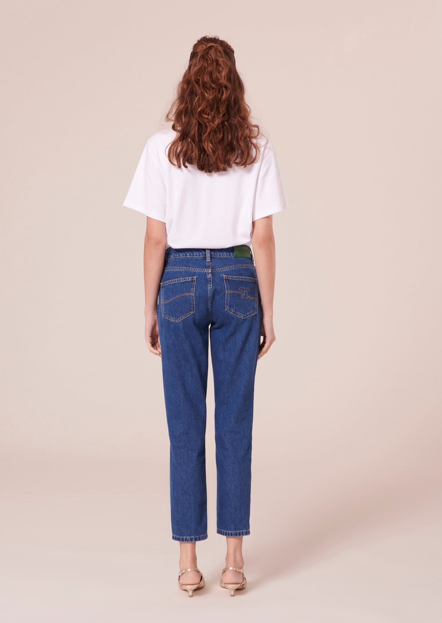 Blue denim jeans featuring a slim 7/8 cut, zipper closure and 5 pockets, matching with white basic t-shirt.