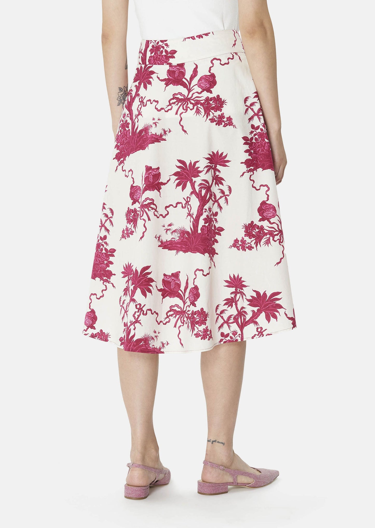 This long poplin ecru skirt, with burgundy floral print has a fluid, flared cut and is fitted at the waist and closes with an invisible side zip.
