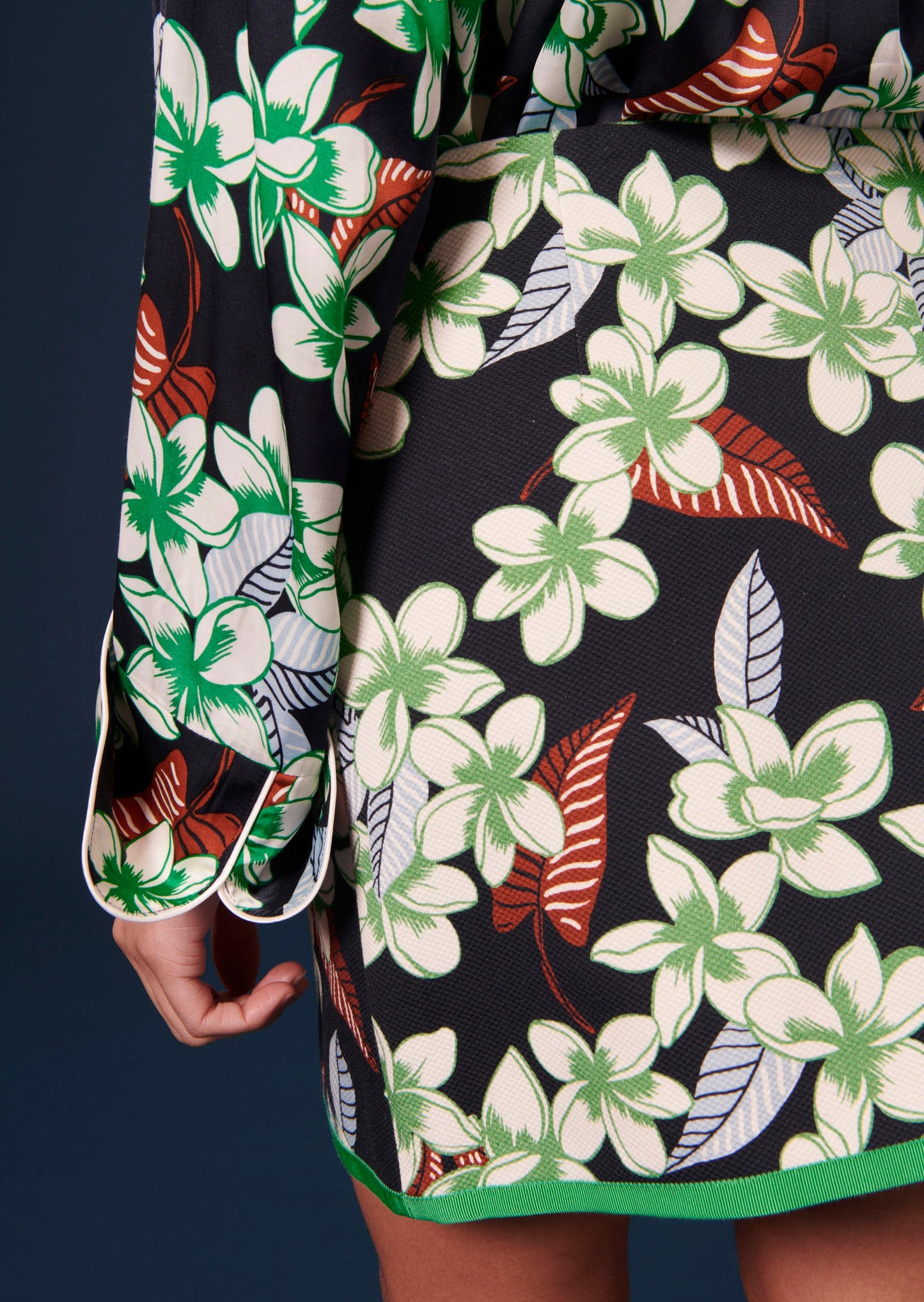 Modern Mini Skirt with Floral Print and Straight Cut.