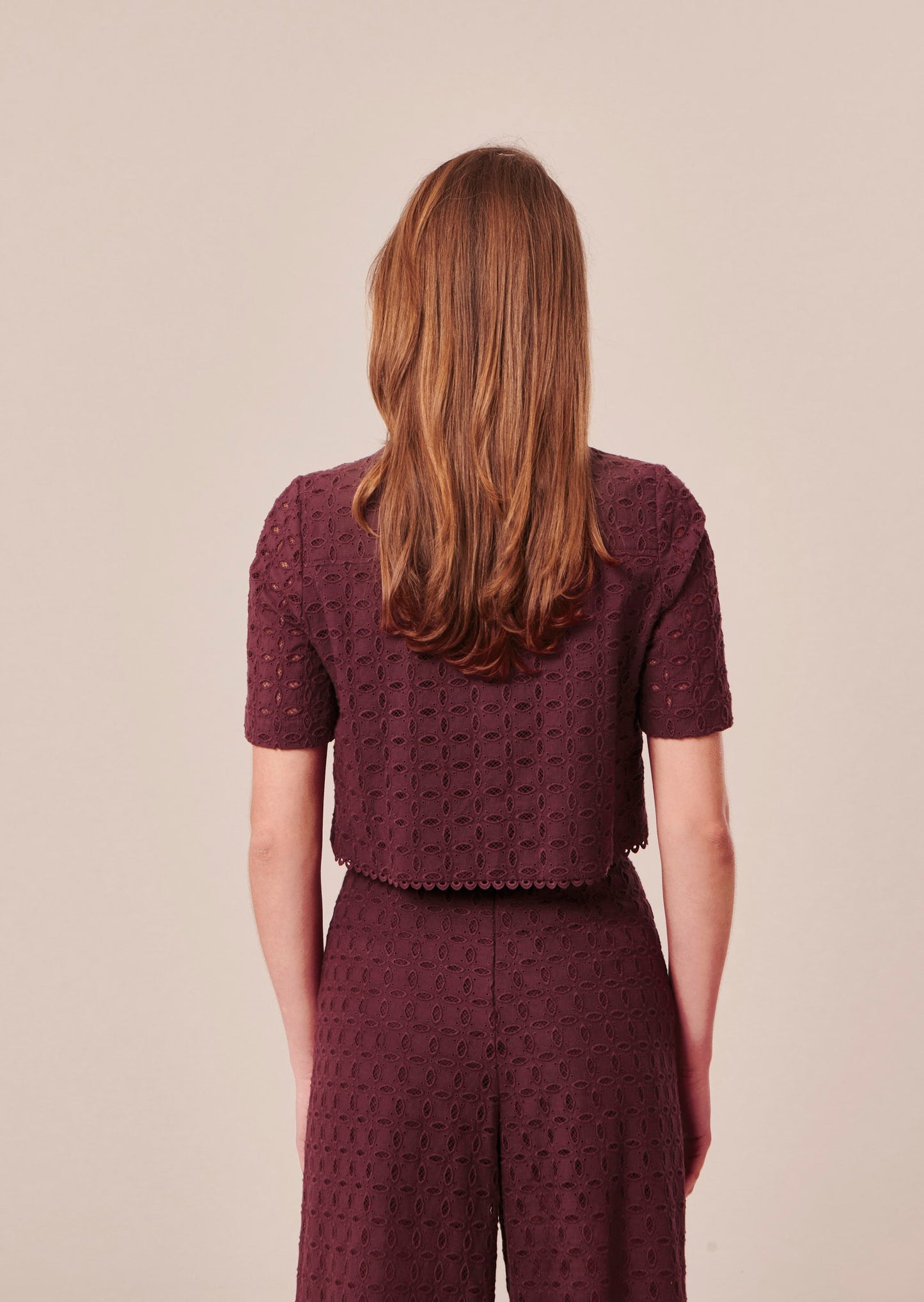 Embroidered chocolate-colored high-waisted pants with invisible zip closure at the back.