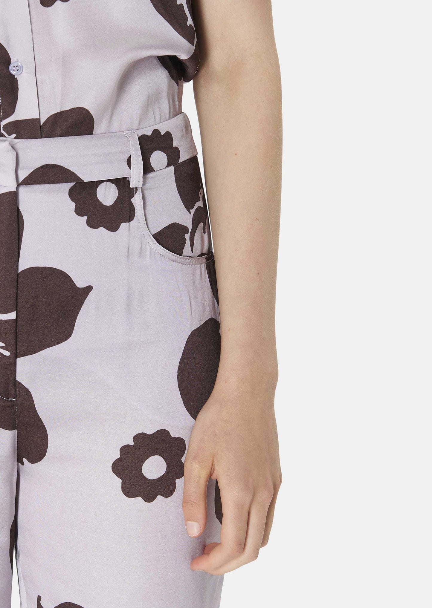 Versatile Satin Pants with Straight Leg and Side Pockets.