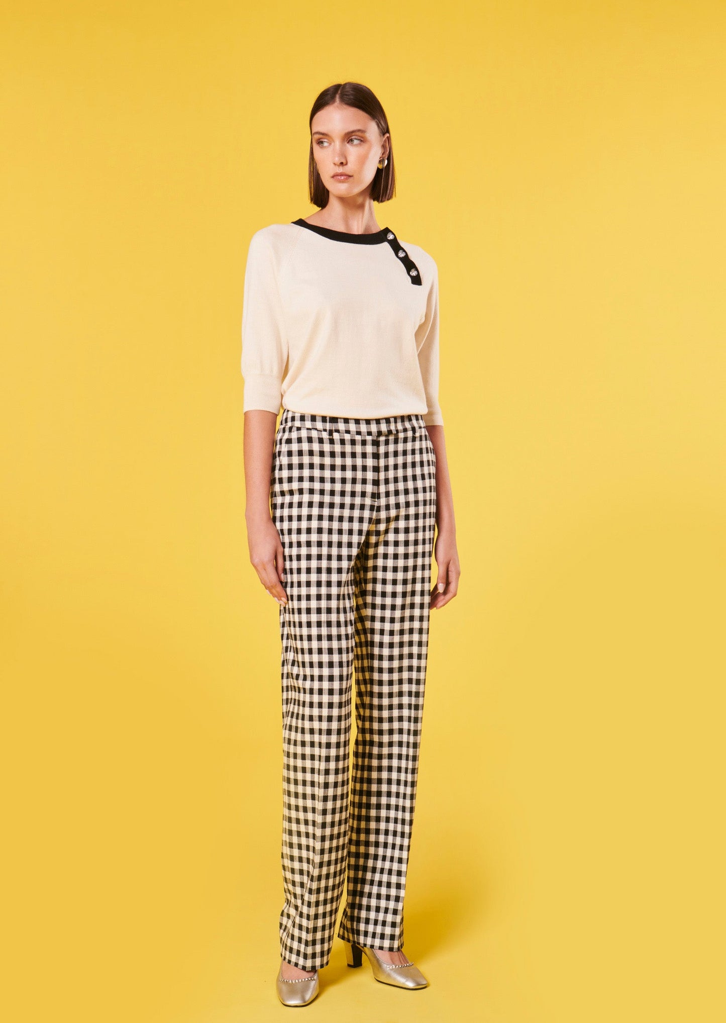 Ecru short sleeves sweater with black high-waisted gingham pants.