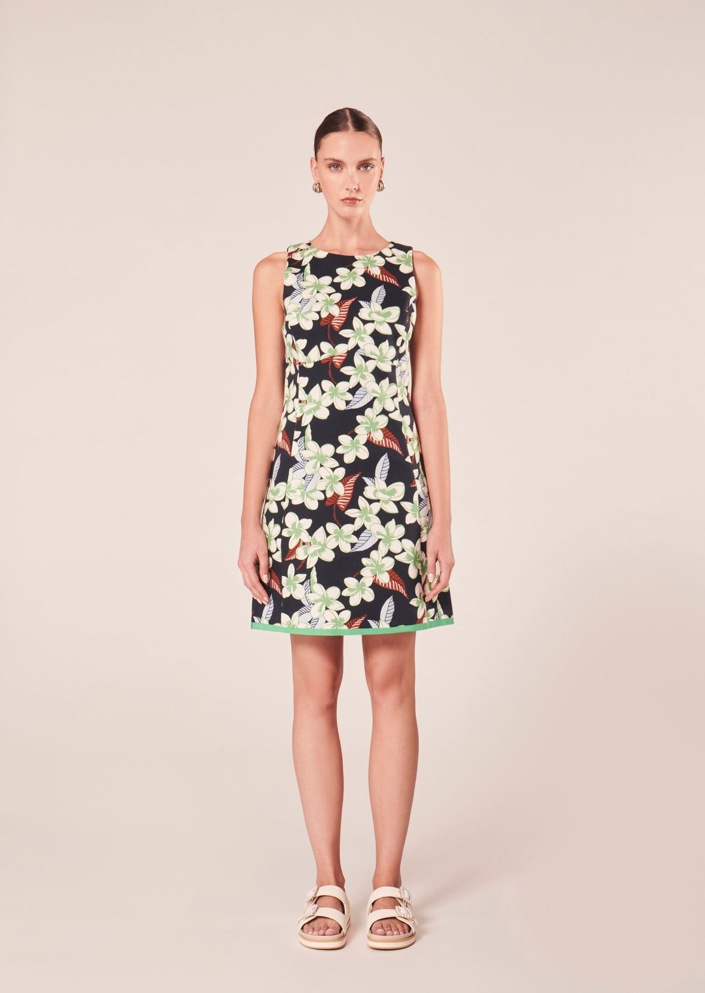 Versatile Dress with Floral Print and Trapeze Silhouette.