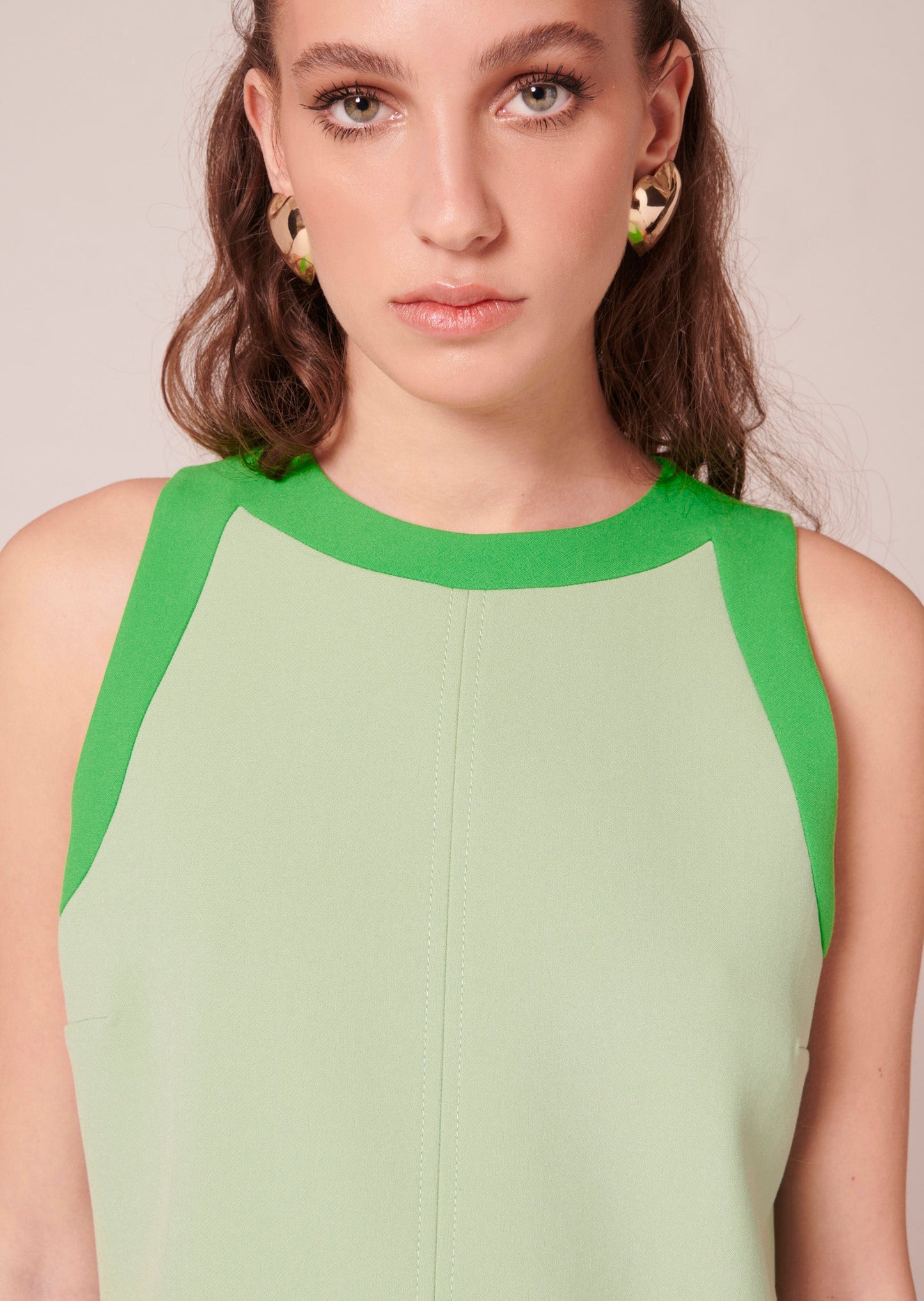 Fitted Green Dress with Round Neckline.