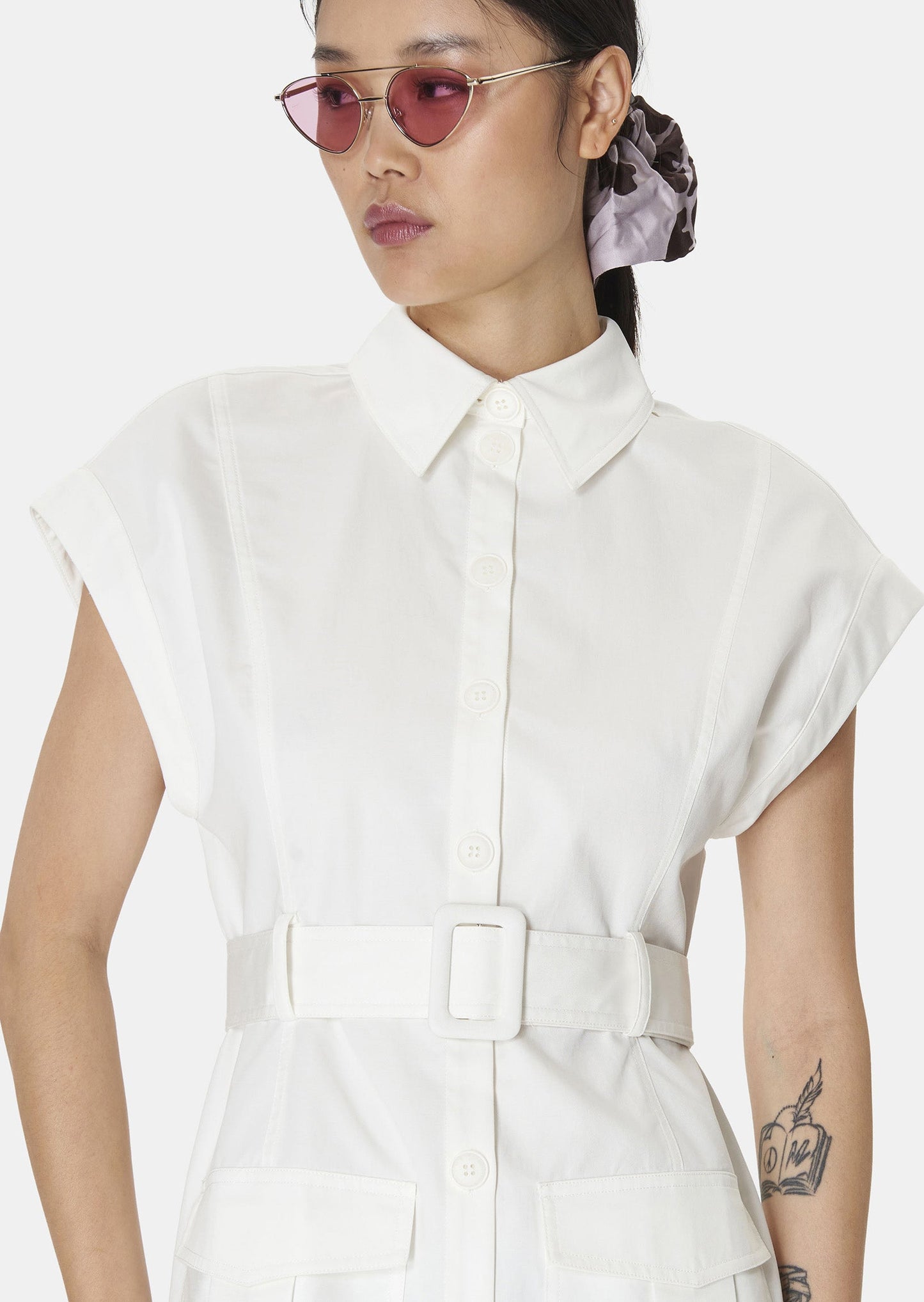 Mid-Length White Dress with Shirt Collar and Button-Front Closure.