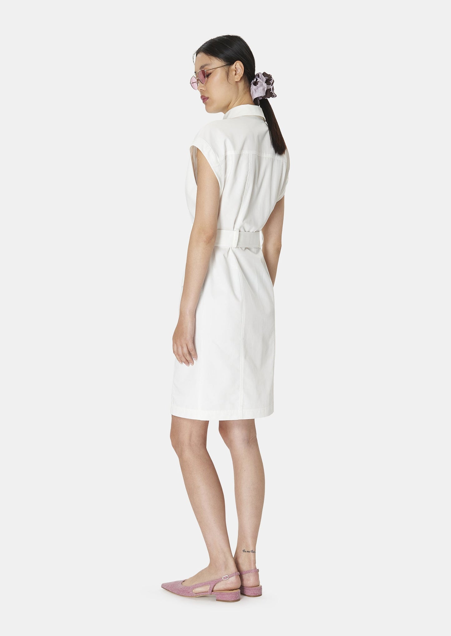 Comfortable White Dress with Short Sleeves and Belt.