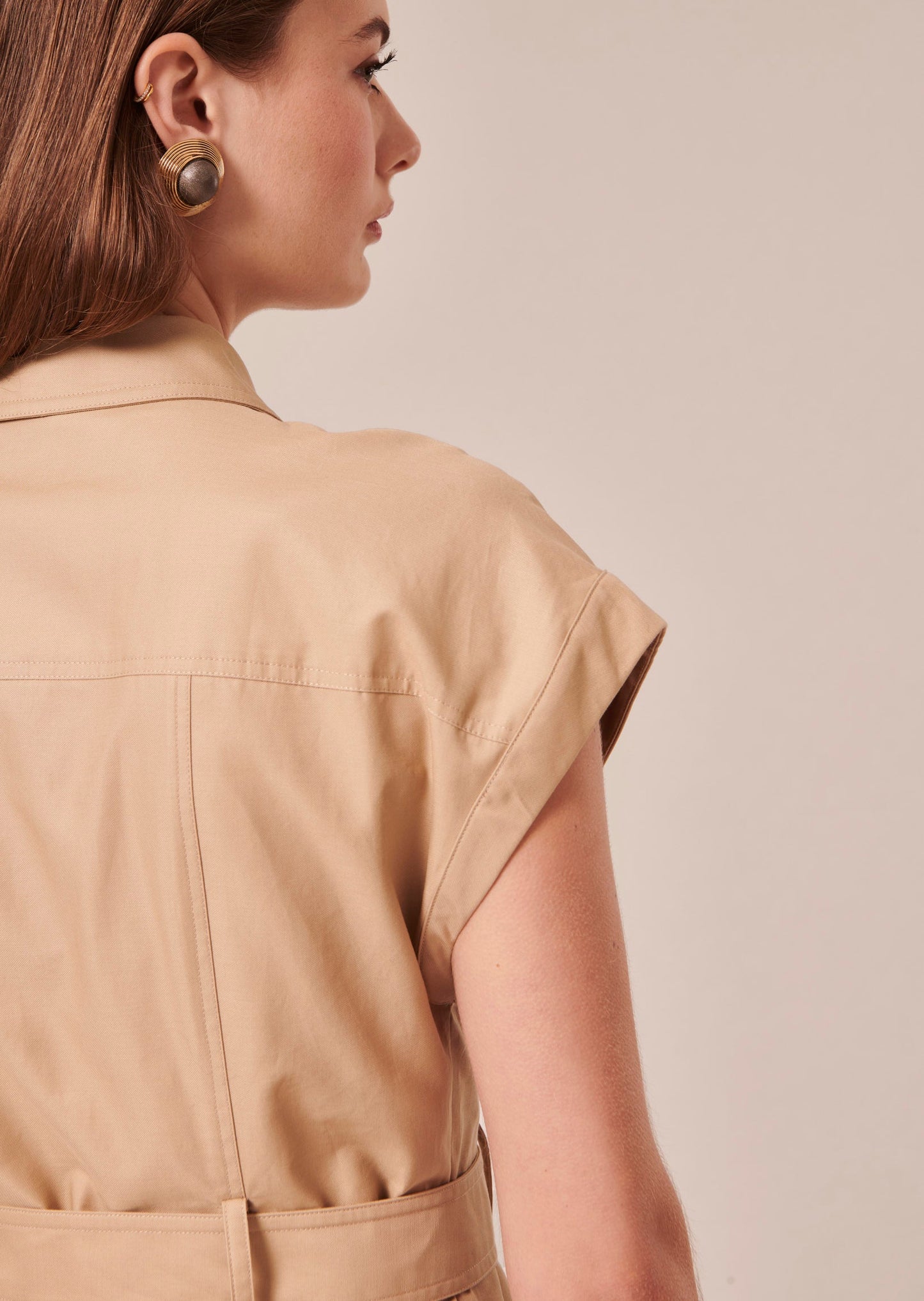 Comfortable Beige Dress with Short Sleeves and Belt.