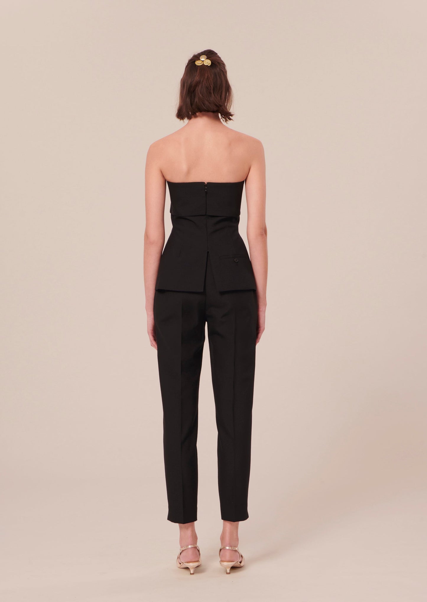Strapless black top with invisible zip on the back.