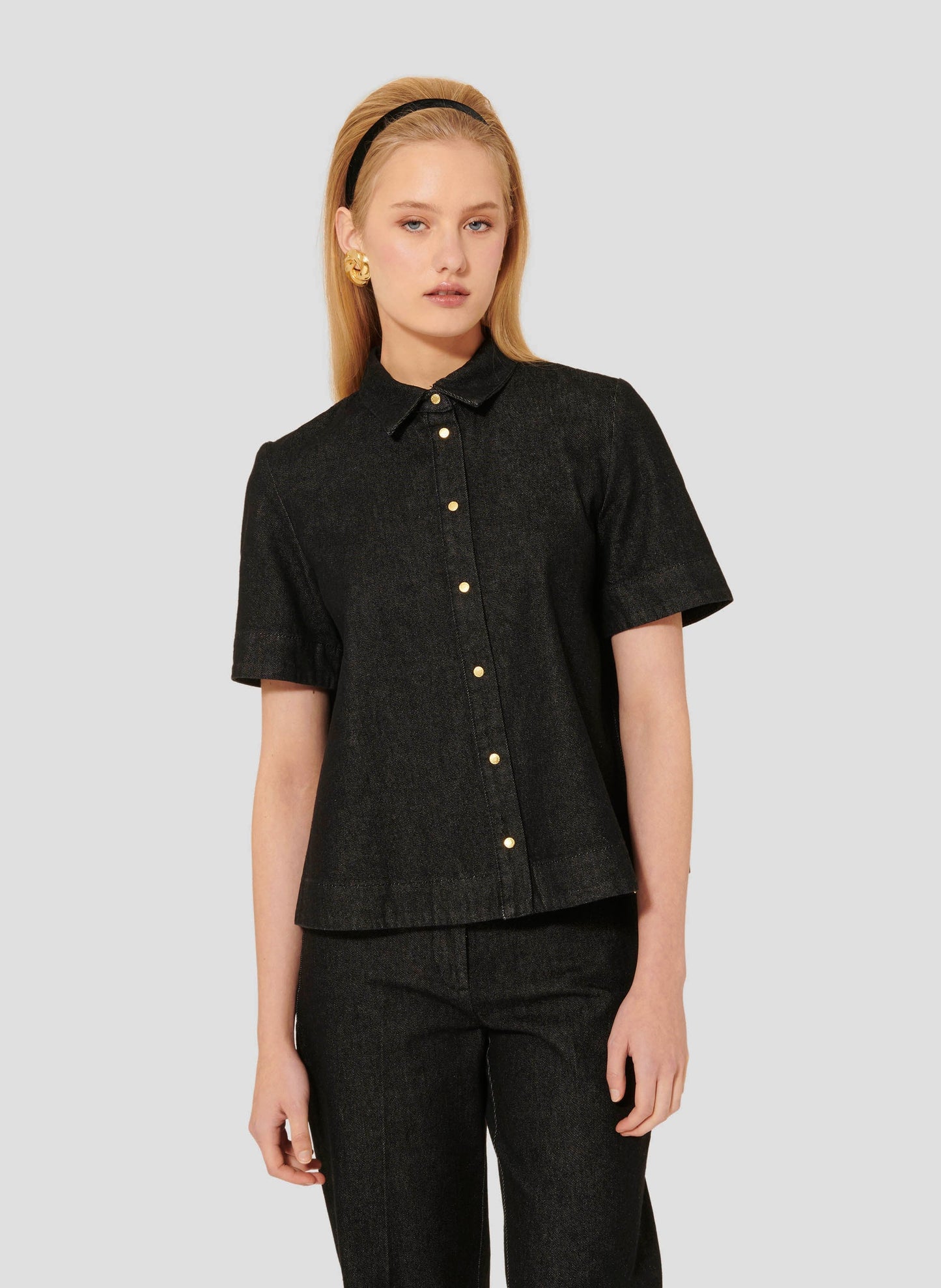 Model wearing Tara Jarmon black denim short sleeves shirt.