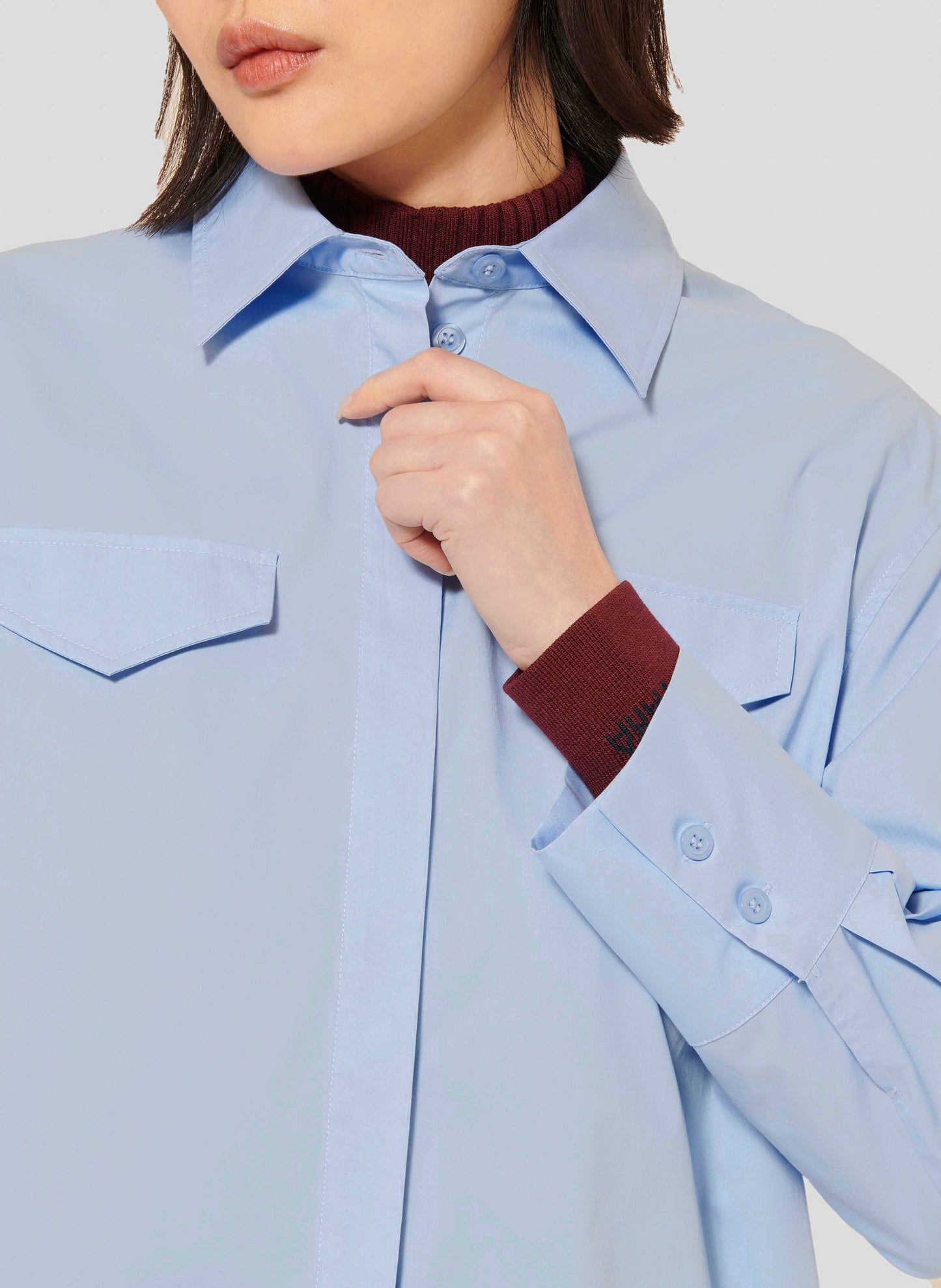 Versatile Shirt in Light Blue with Straight Cut and Buttoned Cuffs.