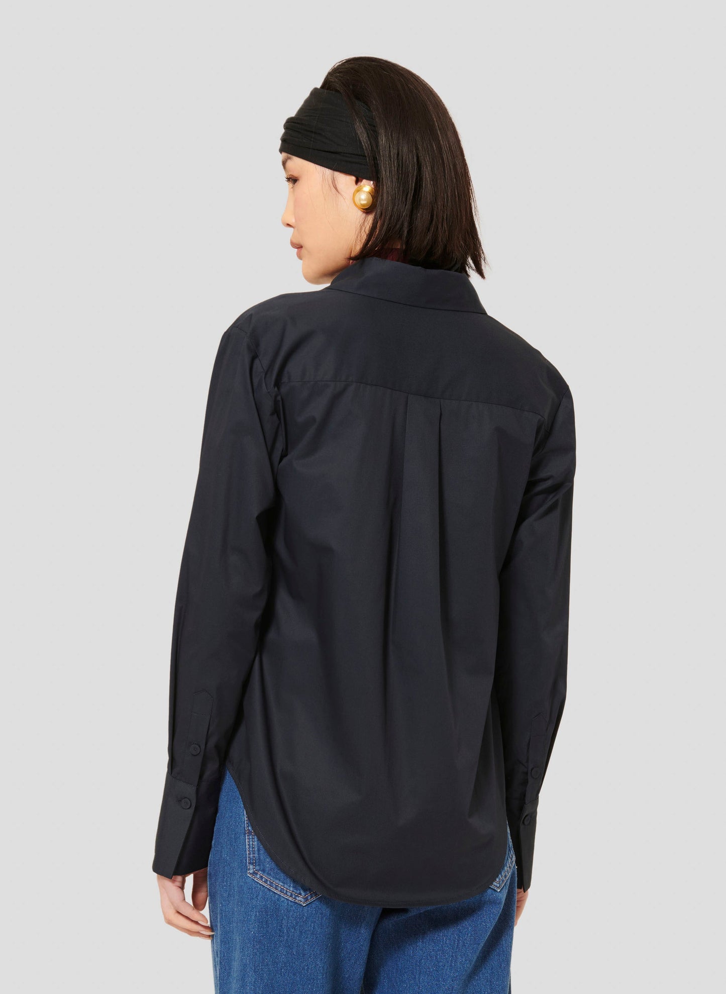 Versatile Midnight Blue Shirt with Straight Cut and Subtle Tara Jarmon Branding.