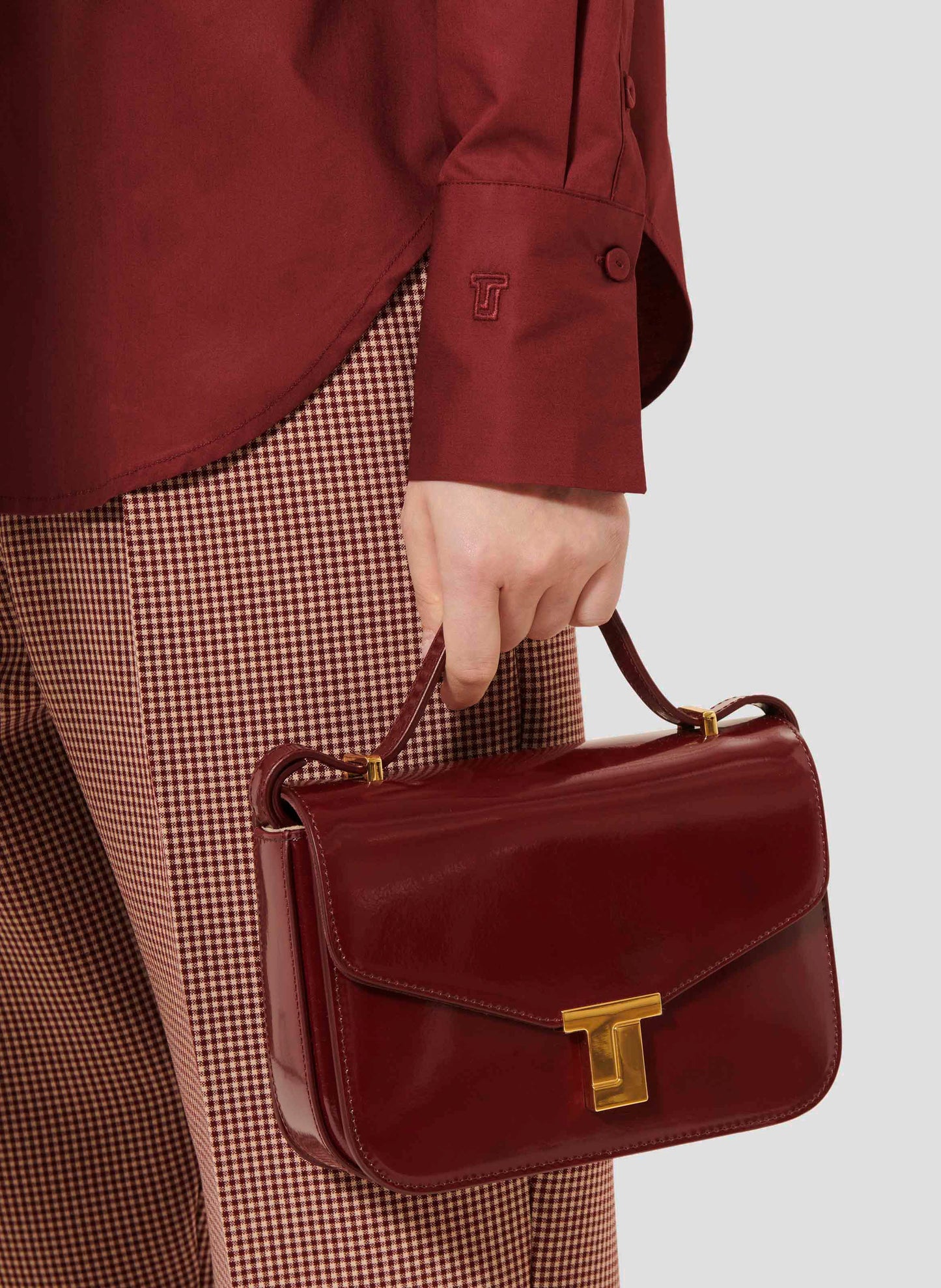 Women's burgundy cotton poplin long sleeves shirt with buttoned cuffs and embroidered Tara Jarmon logo.