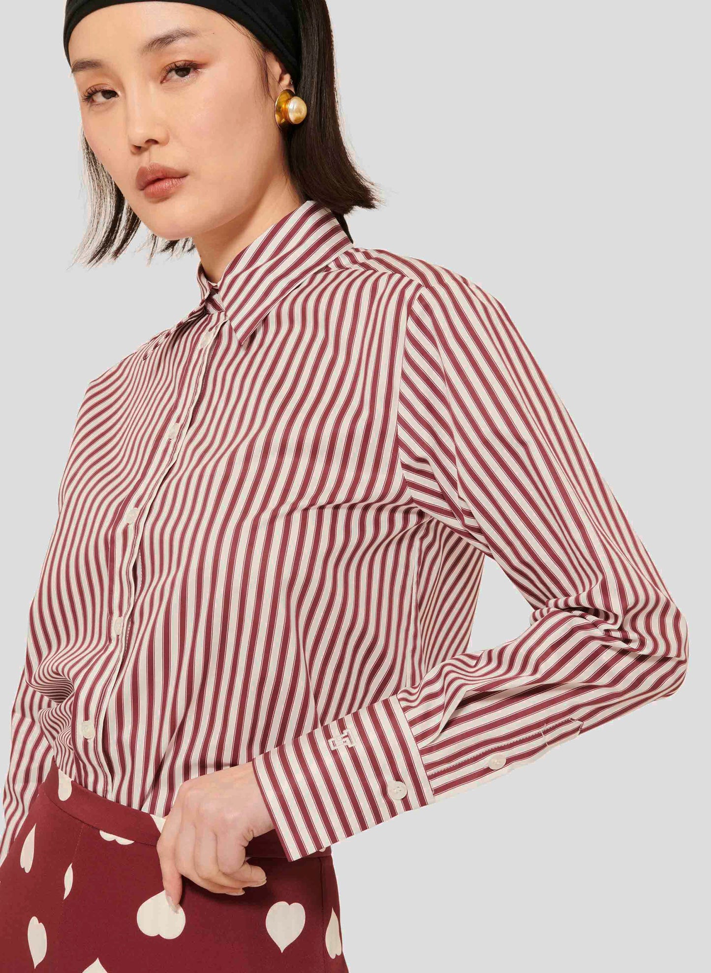 Women's ecru and burgundy cotton poplin long sleeves shirt with buttoned cuffs and embroidered Tara Jarmon logo.