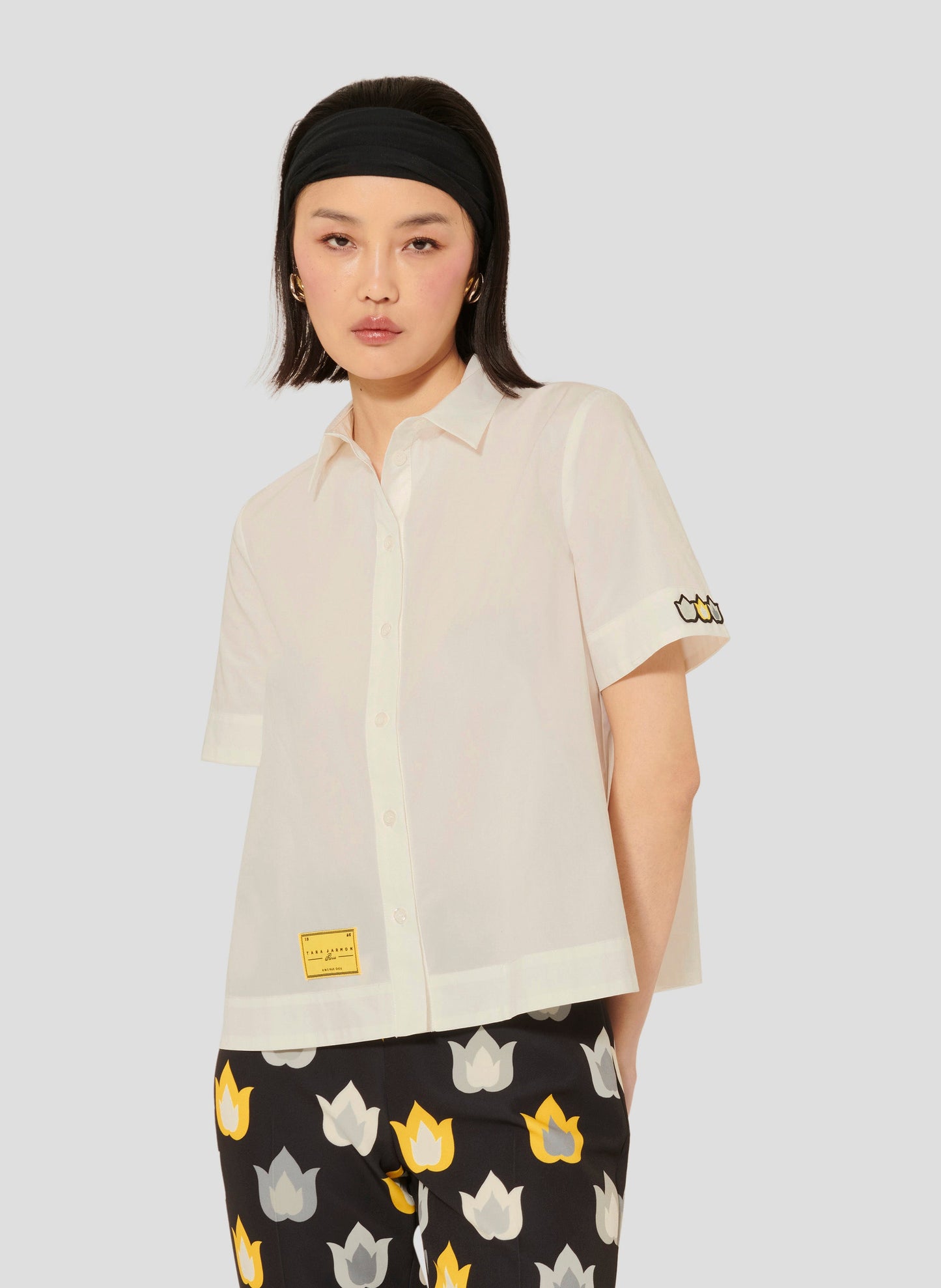 Model wearing white poplin short sleeves cotton shirt.