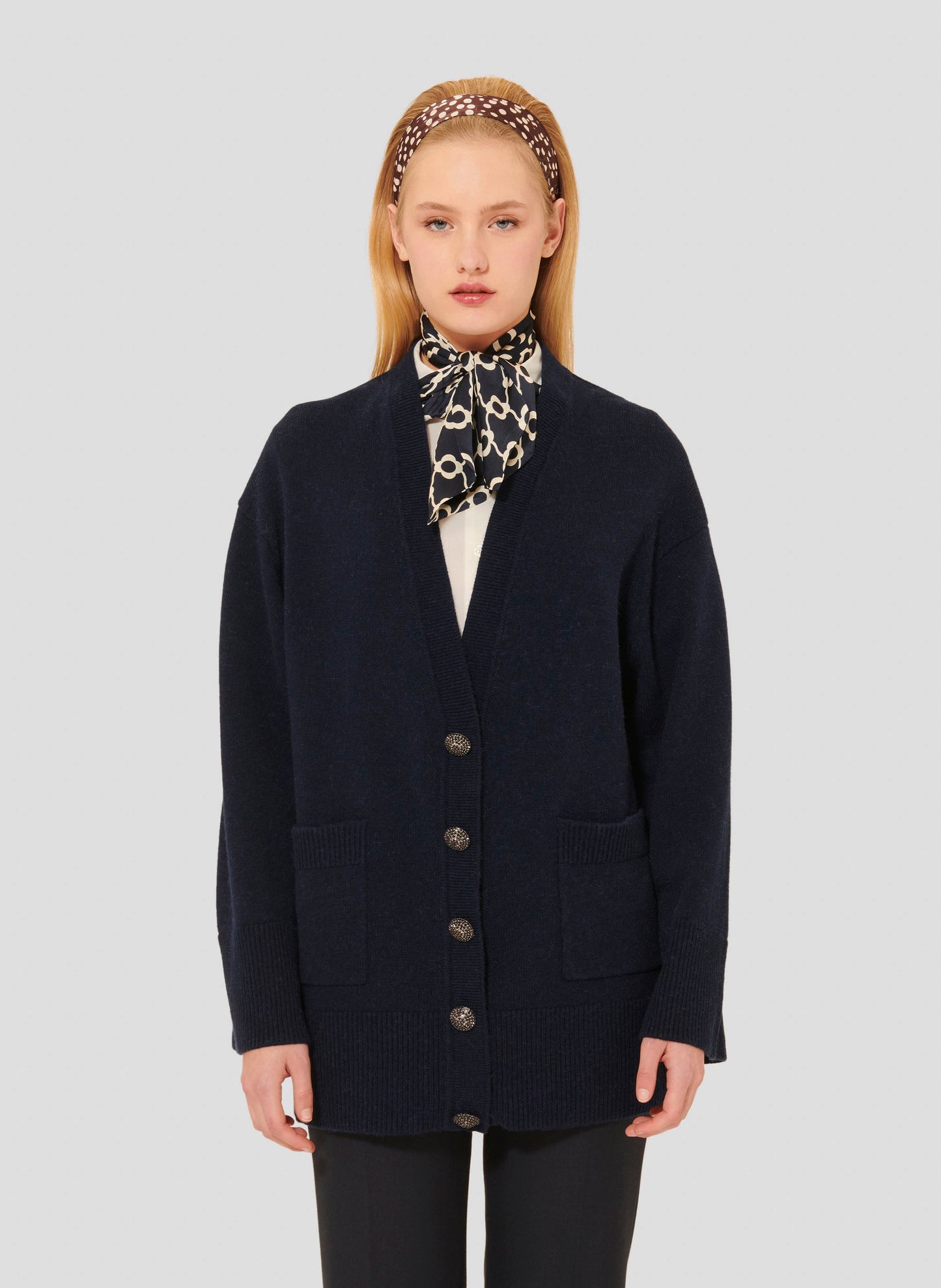 Tara Jarmon model wearing midnight blue cardigan in merino wool and alpaca with white col haut pull.