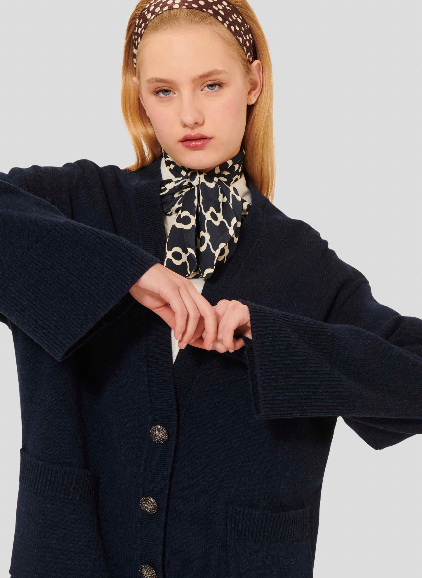 Tara Jarmon model wearing oversized midnight blue cardigan in merino wool and alpaca.