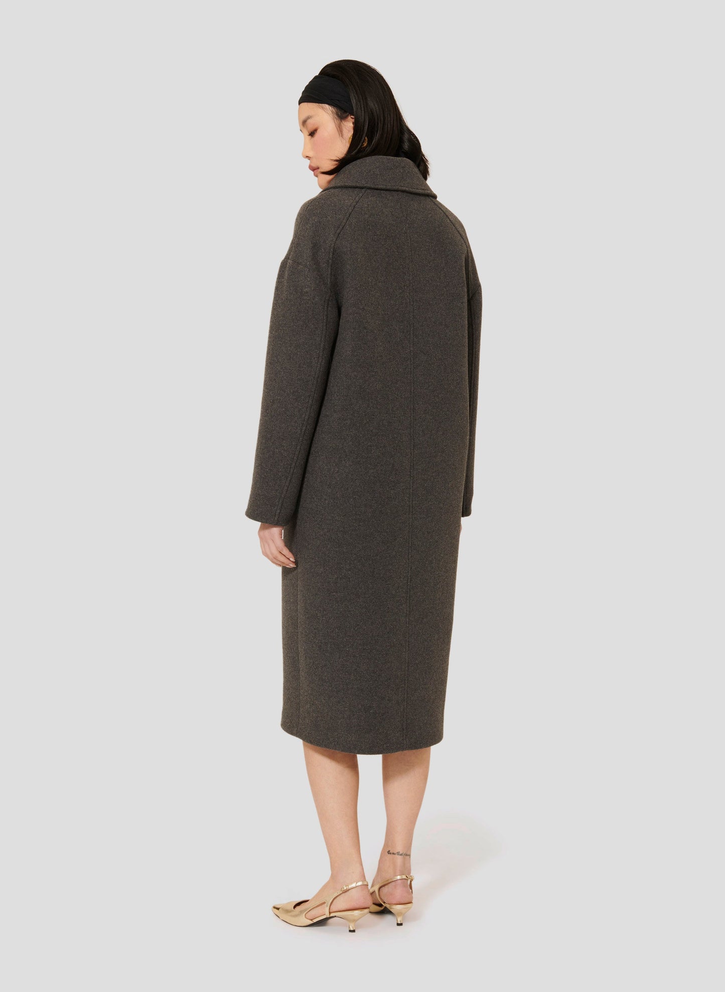 Warm Coat in Gray with Classic Collar and Buttoned Closure.