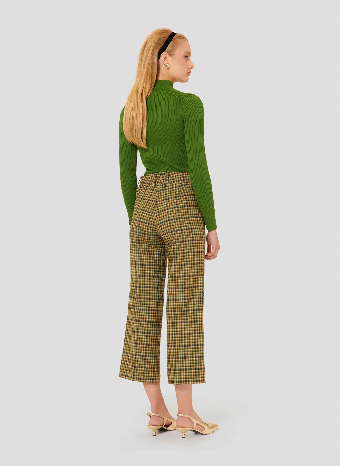 Stylish Pants with Green Tartan Pattern and Piped Pockets.