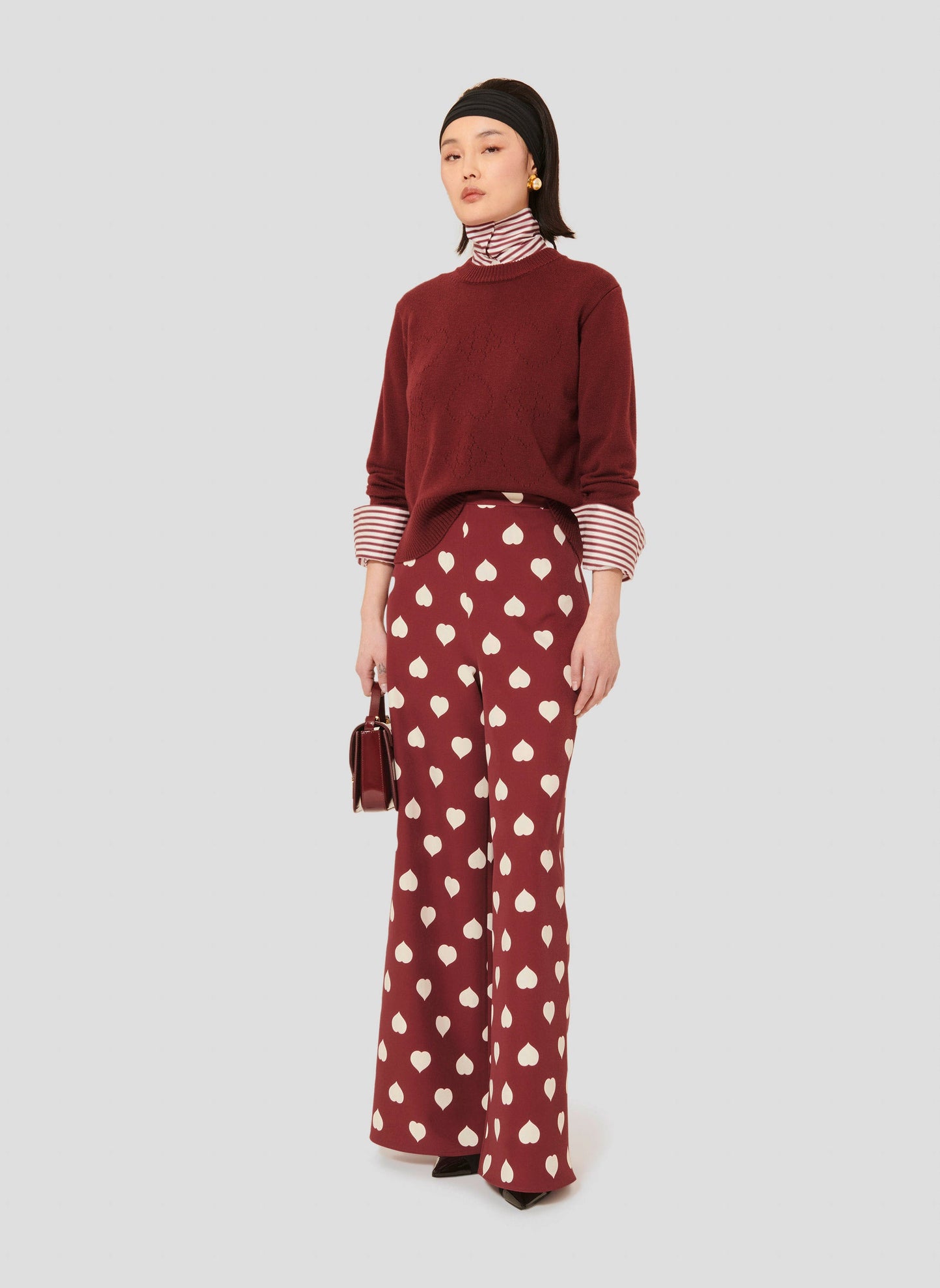 Long-Sleeve Sweater in Burgundy with Round Neckline and Ribbed Cuffs.