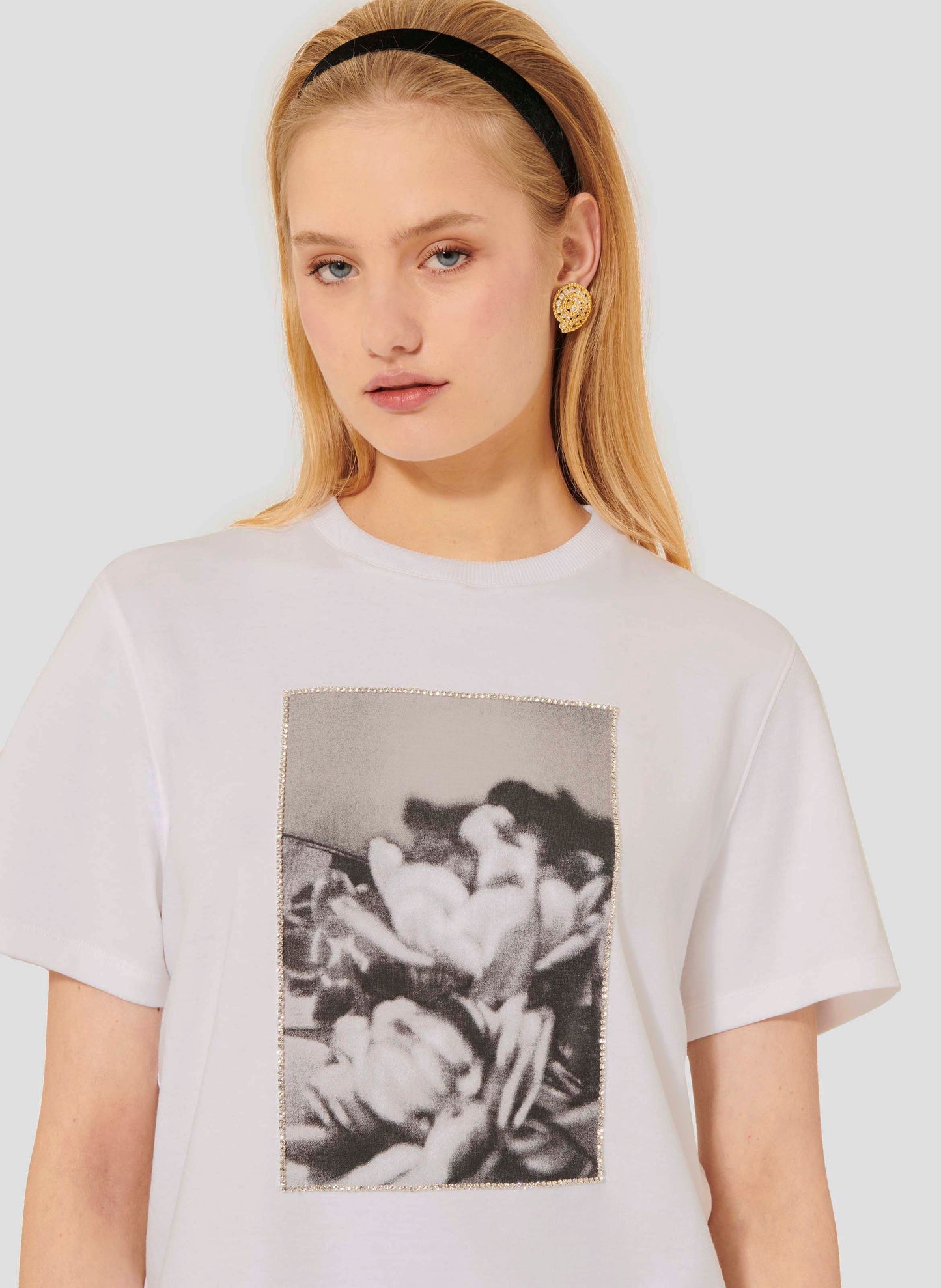 Short Sleeve T-shirt with Round Neckline and Floral Illustration.