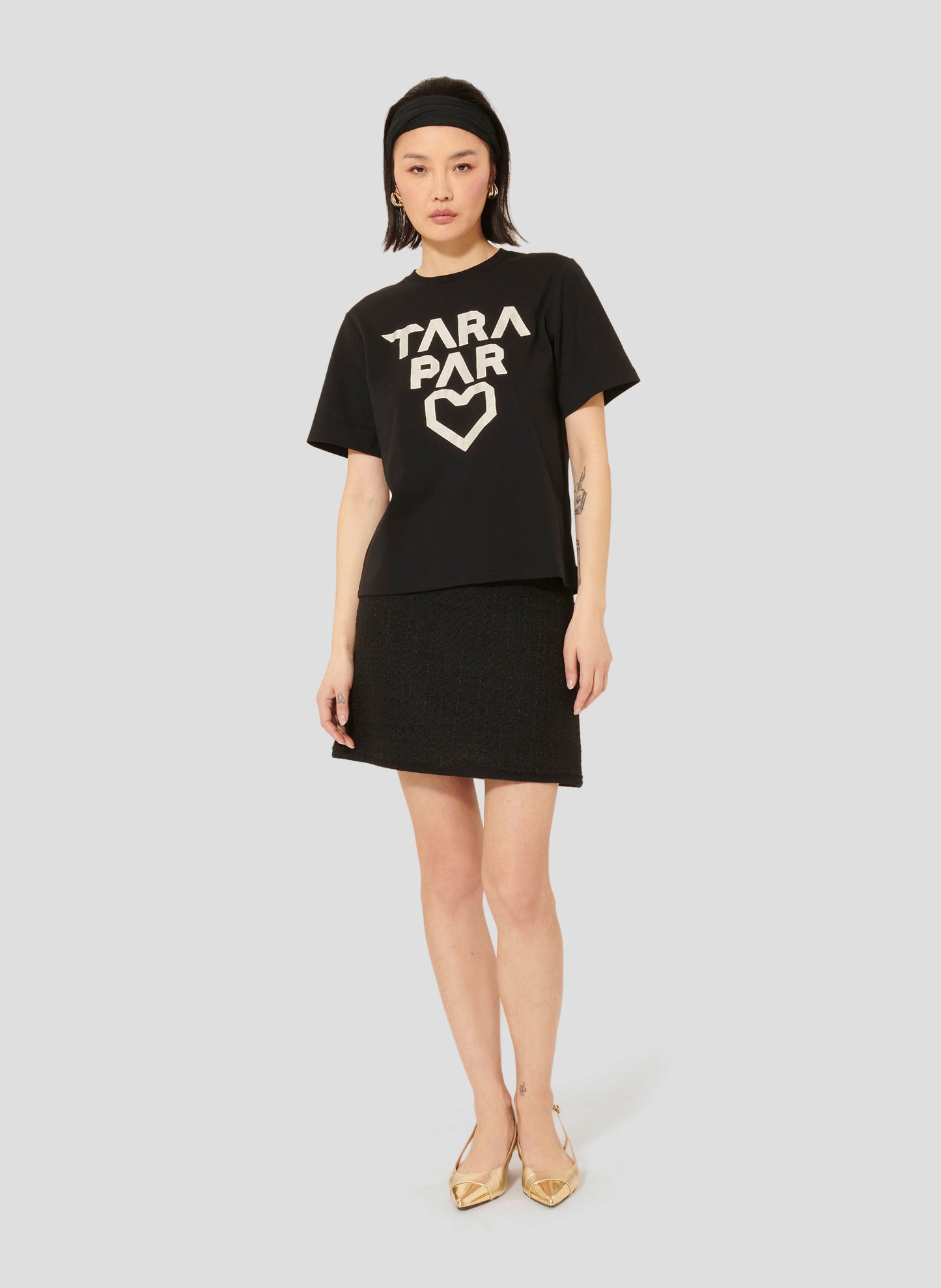 Round collar black t-shirt with straight cut.