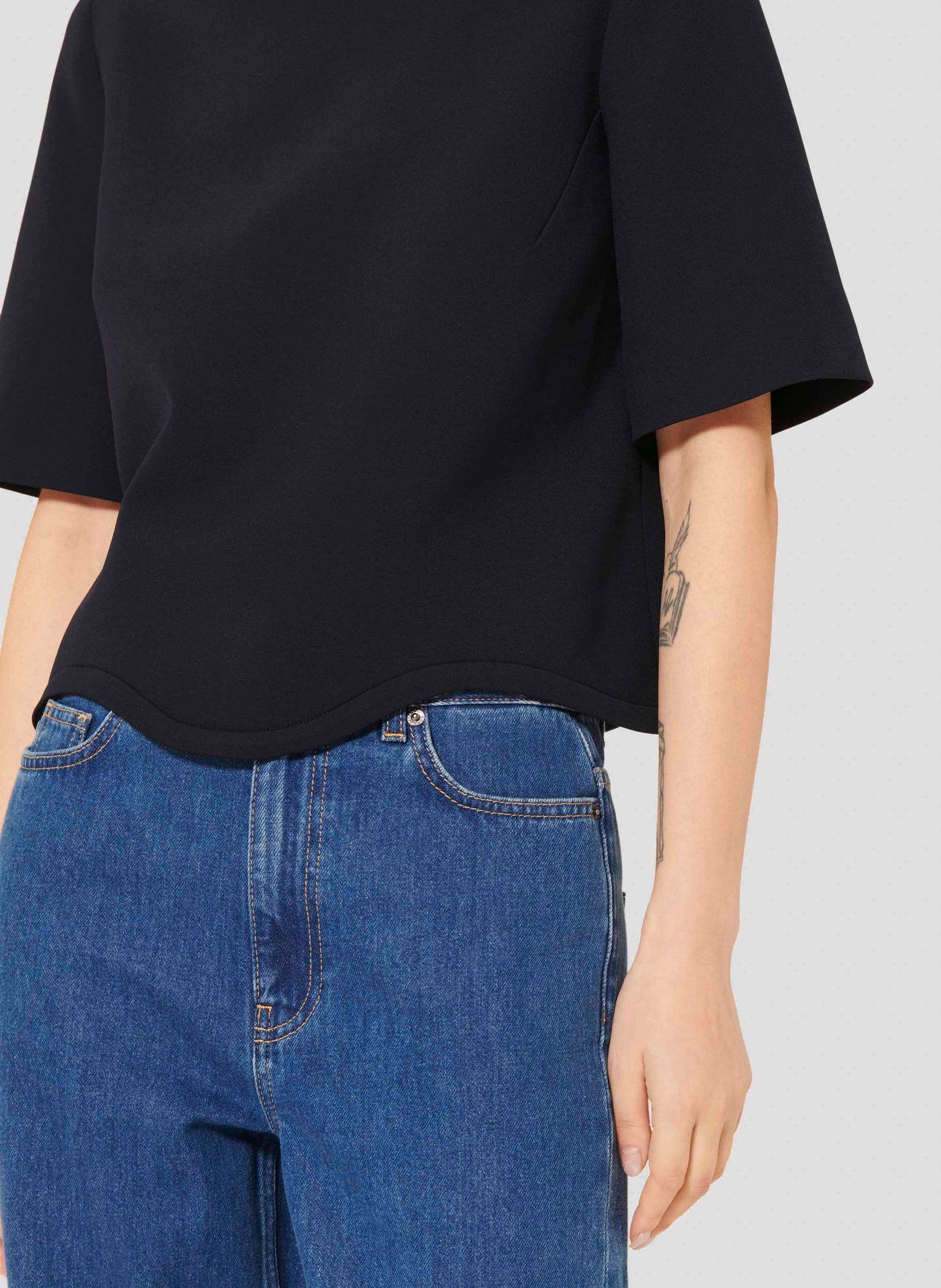 Short Sleeves Top in Dark Blue with Scalloped Edge.