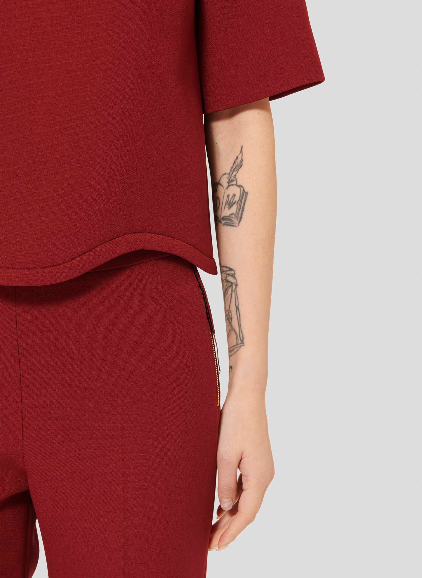 Short Sleeves Top in Burgundy with Scalloped Edge.