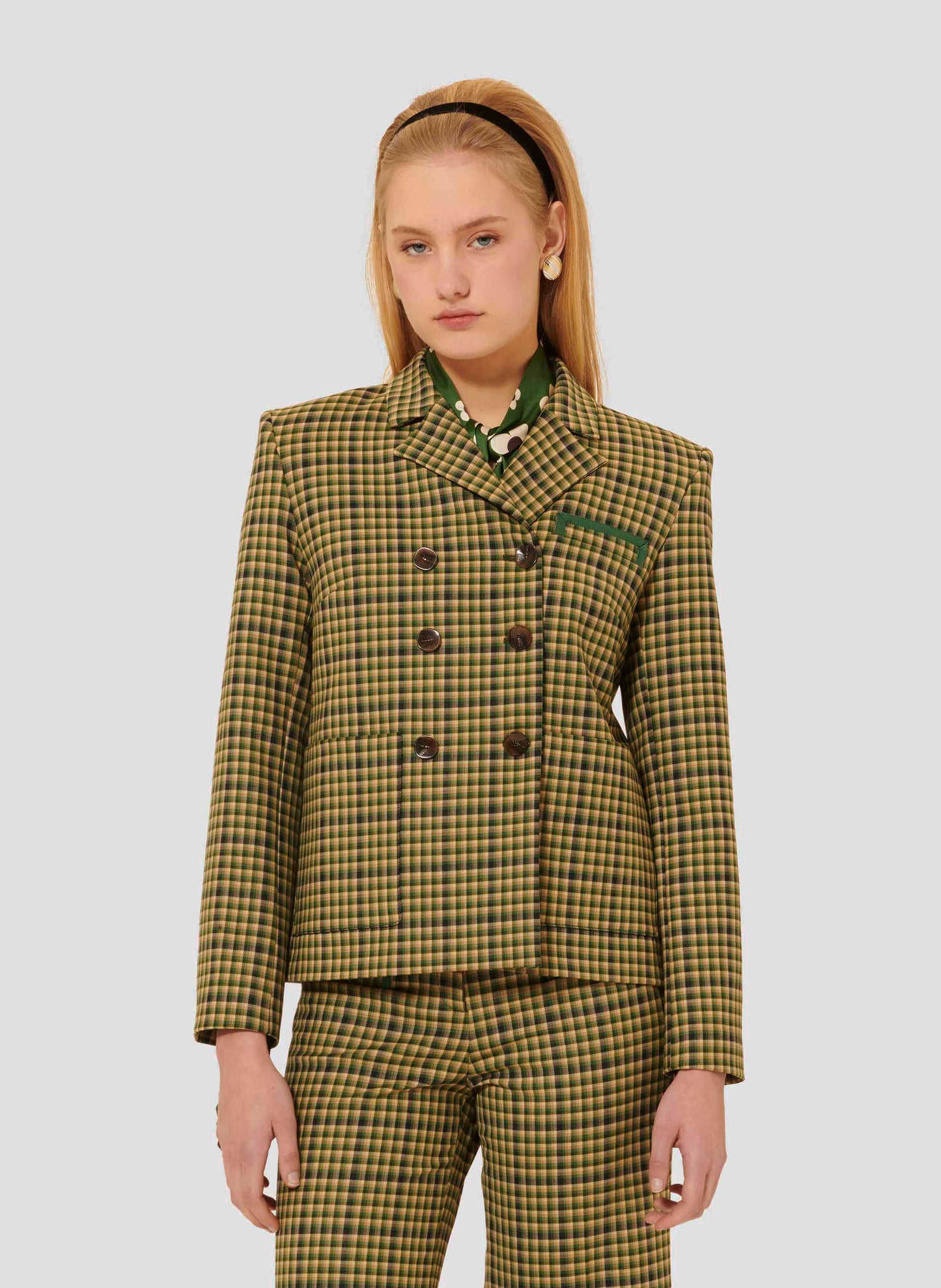 Versatile Green Jacket with Tartan Pattern and Flap Pockets.