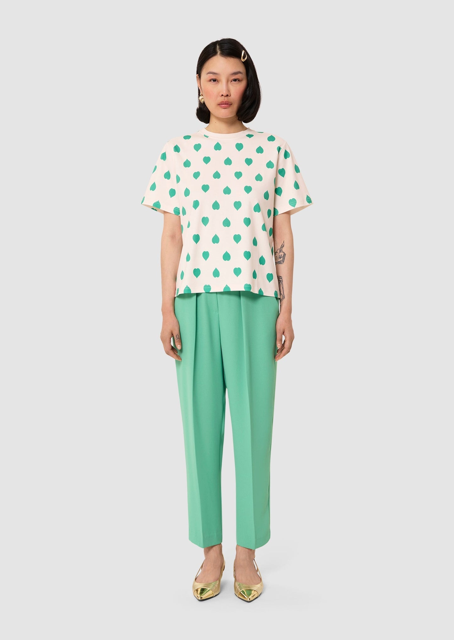 Taralovely ecru t-shirt with green hearts