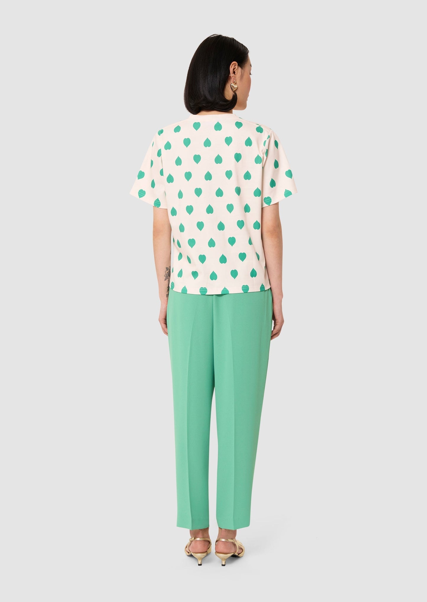 Taralovely ecru t-shirt with green hearts