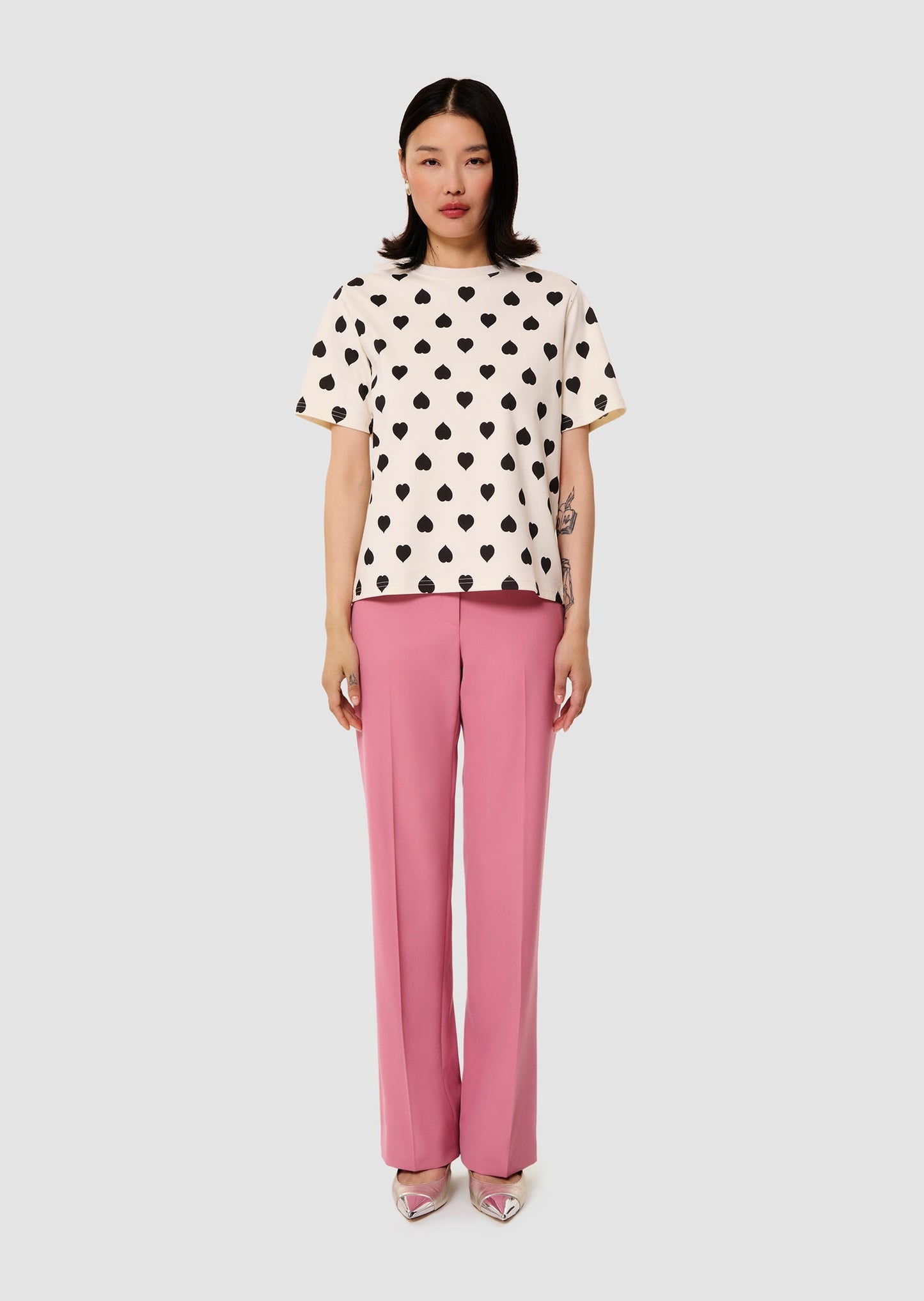 Taralovely ecru t-shirt with grey hearts