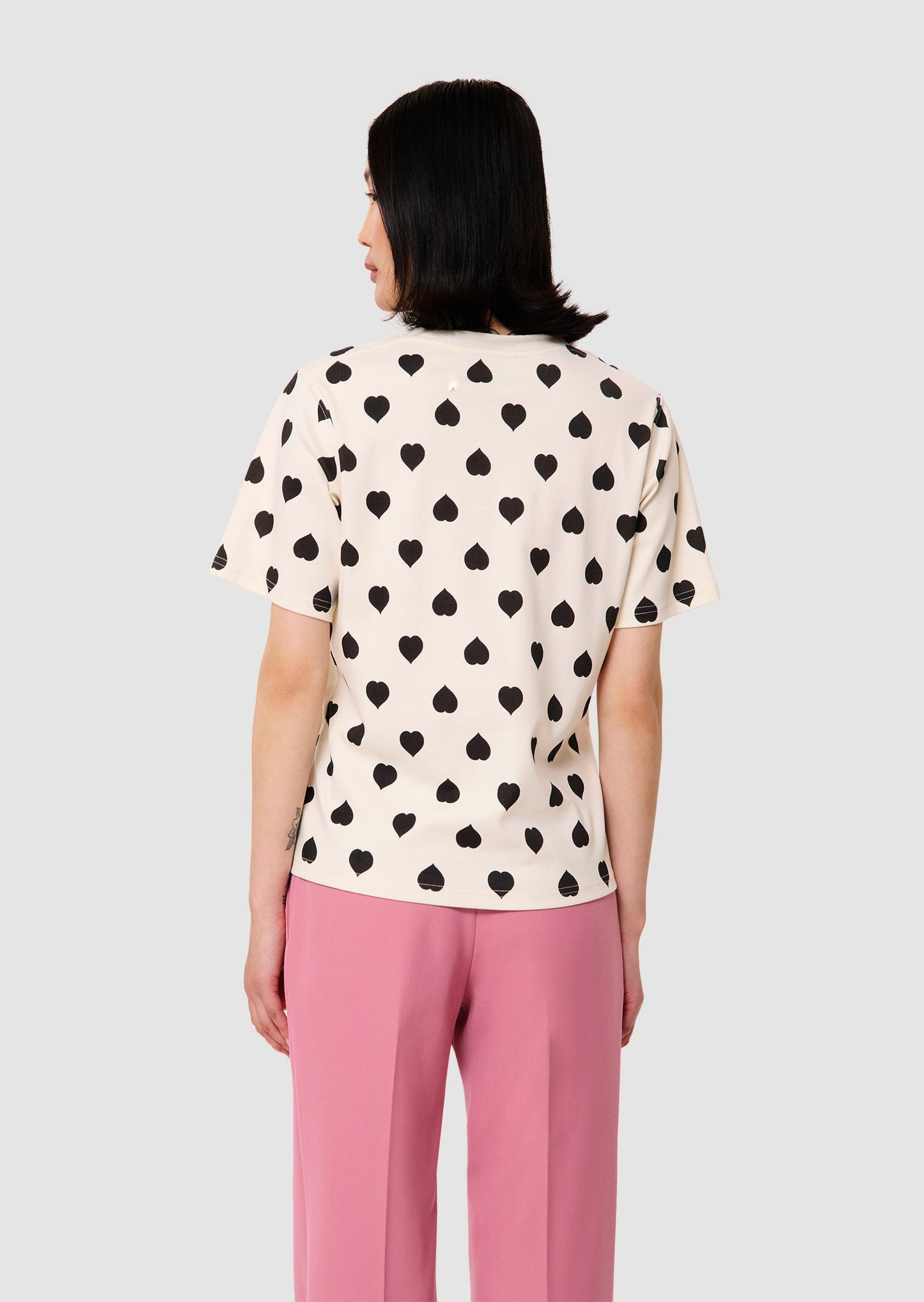 Taralovely ecru t-shirt with grey hearts