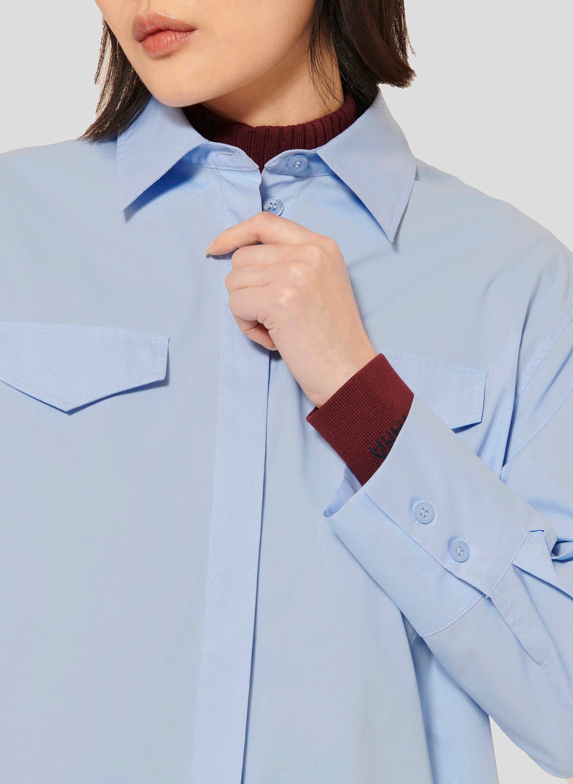 Versatile Shirt in Light Blue with Straight Cut and Buttoned Cuffs.