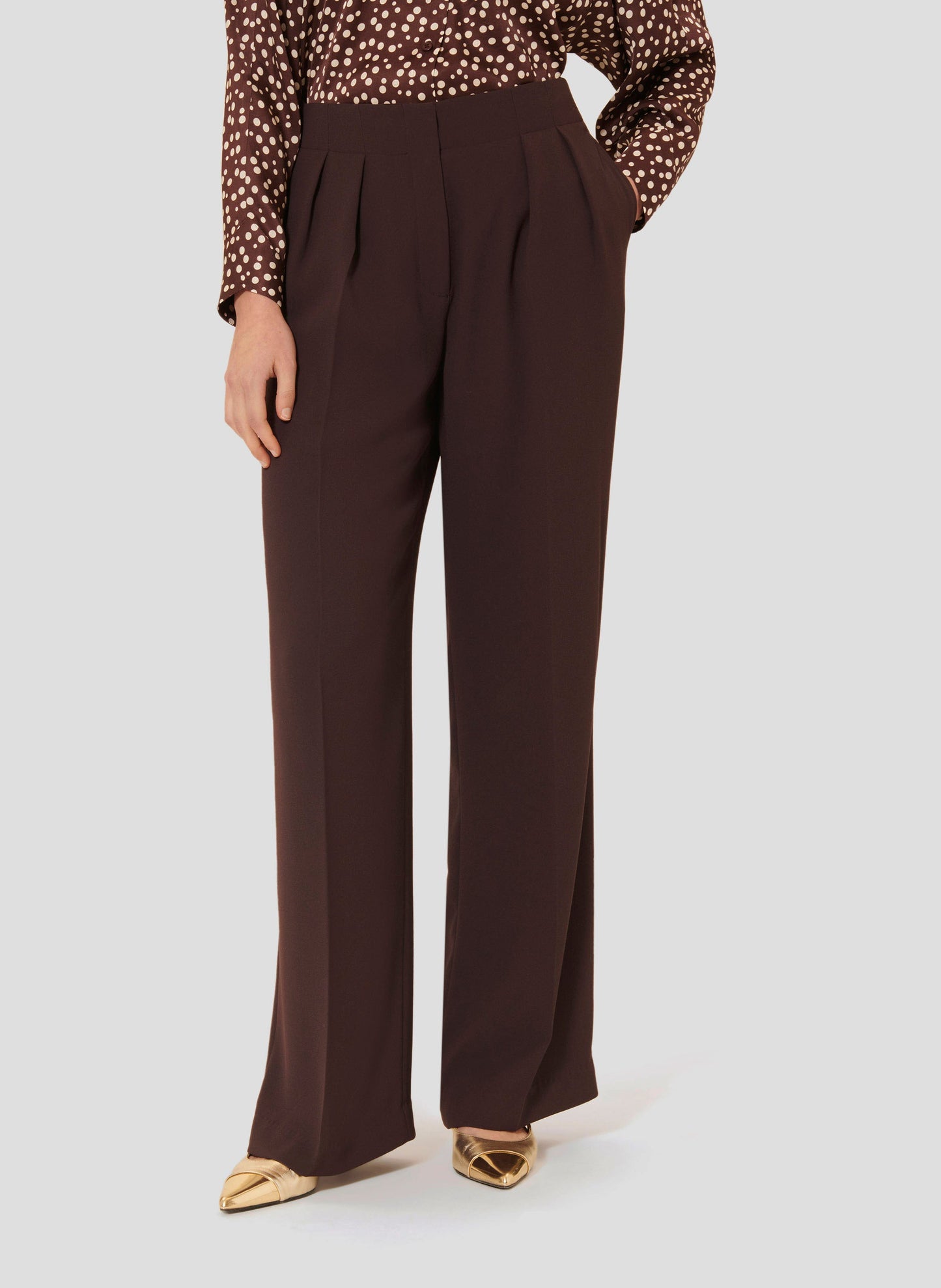 Long brown crepe pants with two side pockets. 