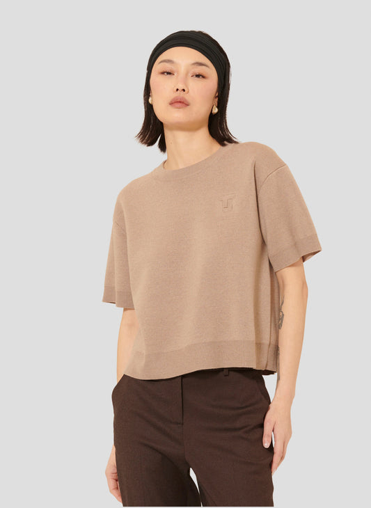 Model wearing Tara Jarmon light brown short sleeves pull.