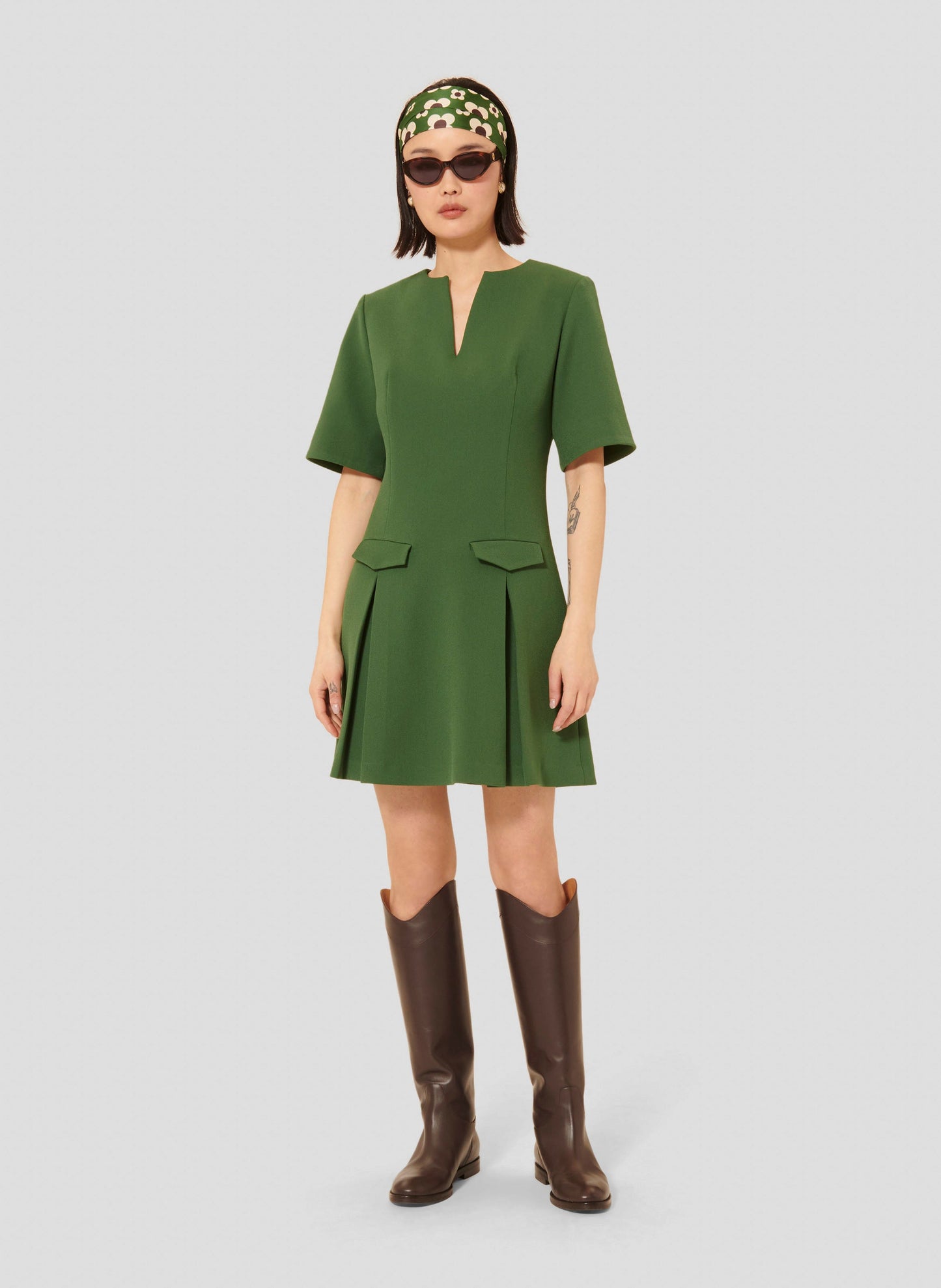 Short Sleeves Green Dress with Pleated Skirt and Invisible Zip on the Back.