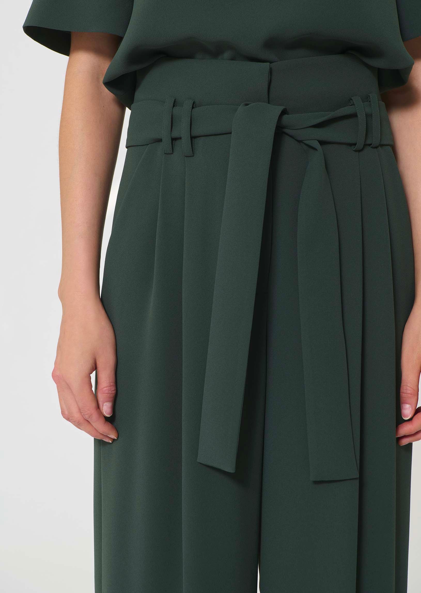 trousers in green in fluid crepe
